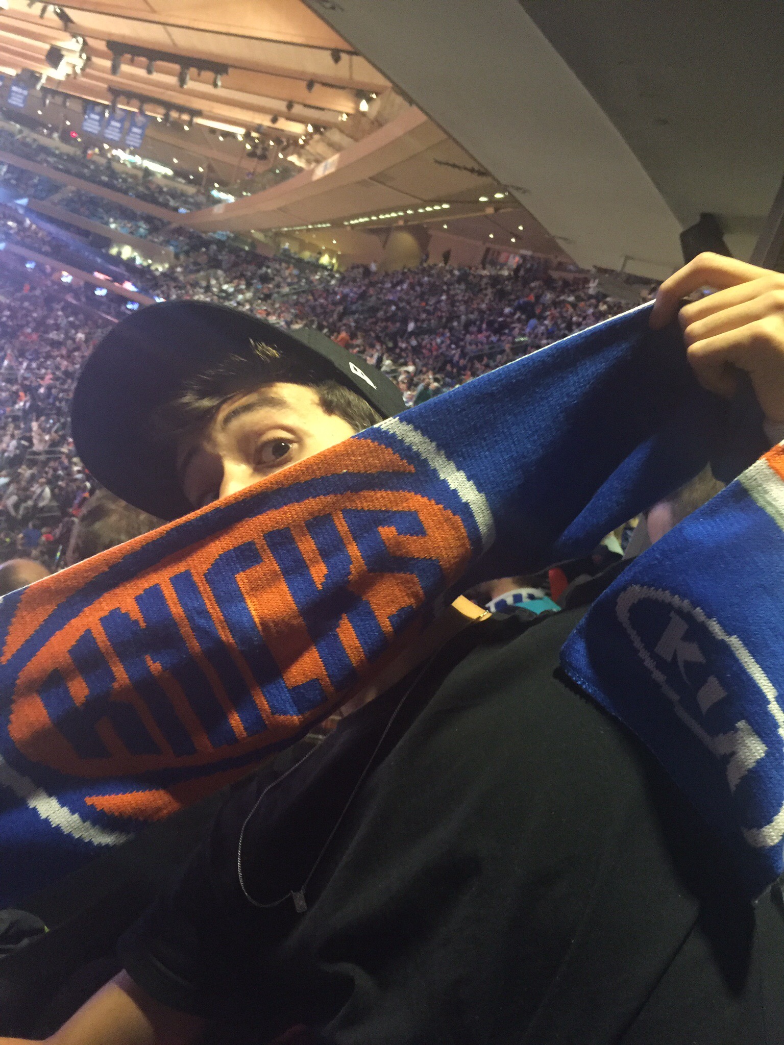 Gustavo Martins no Madison Square Garden assistindo jogo do Knicks, 2016