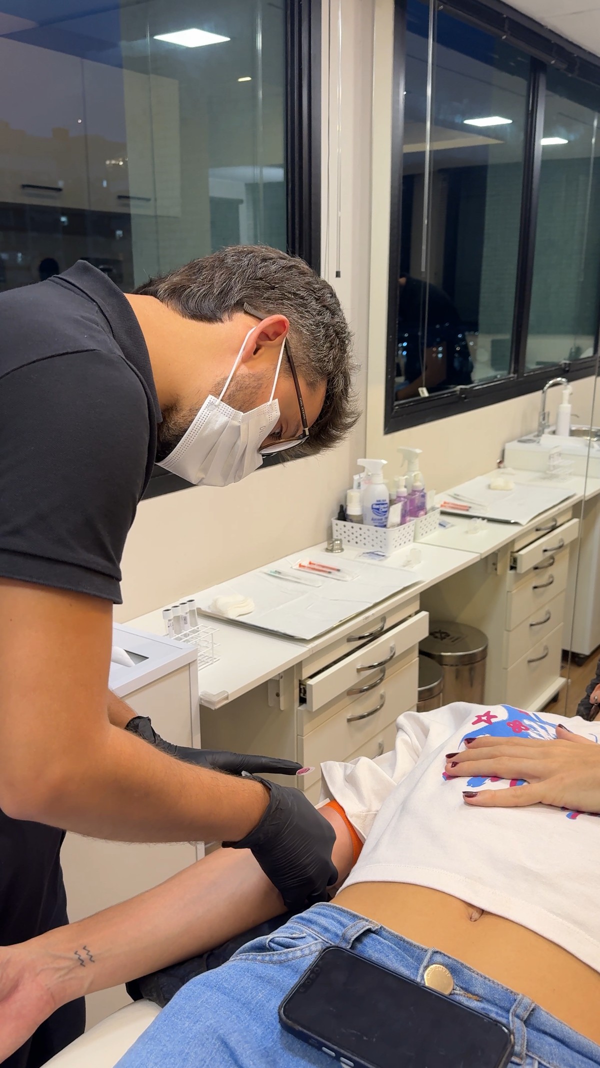 Microagulhamento facial com protocolo personalizado por fototipo na Clínica Dr. Gustavo Martins