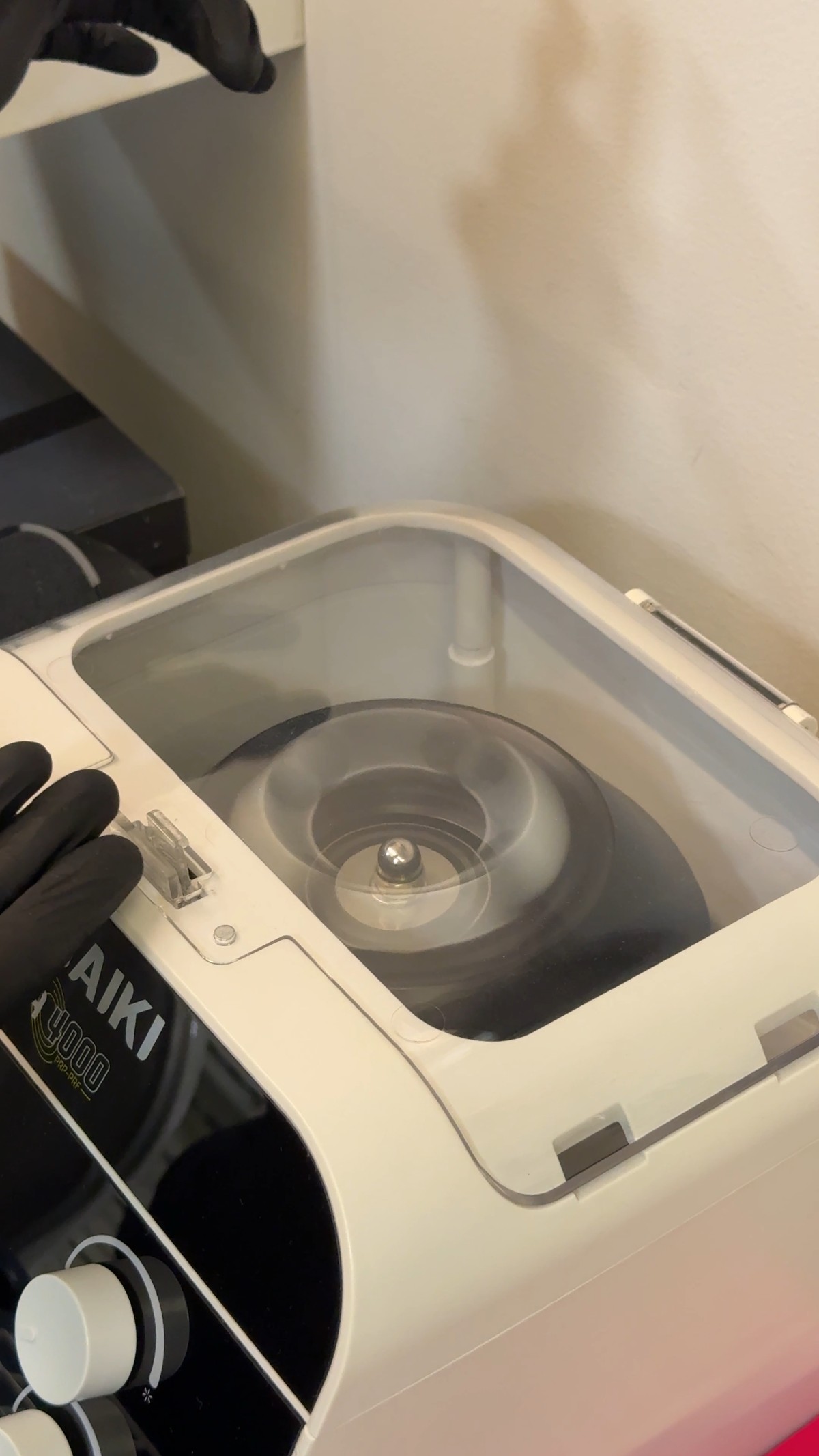 Centrífuga AIKI 4000 em operação durante protocolo de i-PRF na Clínica Dr. Gustavo Martins, Rio de Janeiro. Centrifugação de baixa rotação para obtenção de fibrina rica em plaquetas injetável.